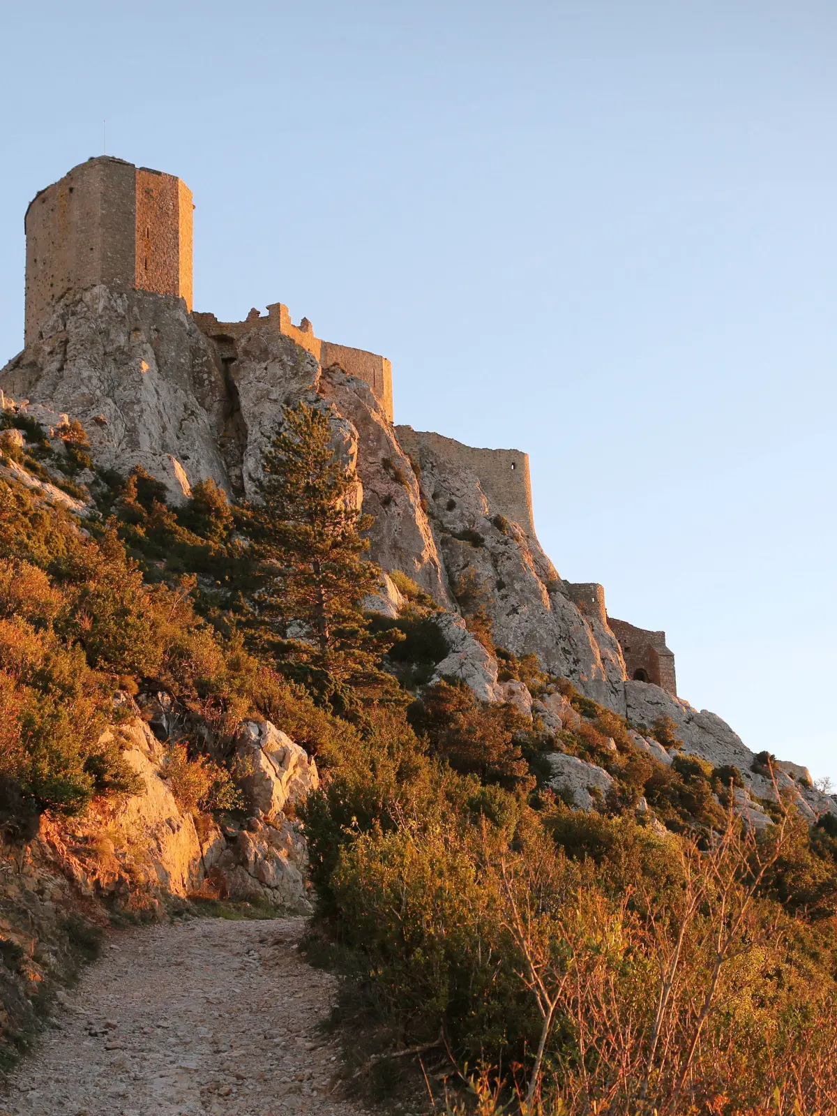 Die Burg Quéribus gehörte zu Aragon, ihre Besitzer, die Herren von Cucugnan sympathisierten mit den Katharern und boten ihnen Zuflucht. Der König von Aragon verkaufte das Gebiet 1239 an den französischen König, doch die örtlichen Befehlshaber hielten zu den Katharern, bis sie nach längerer Belagerung 1255 gleichzeitig mit Puilaurens aufgaben. Die beiden Burgen hatten elf Jahre länger standgehalten als die Burg Montségur. Nur Usson hielt sich noch zwei Jahre länger.