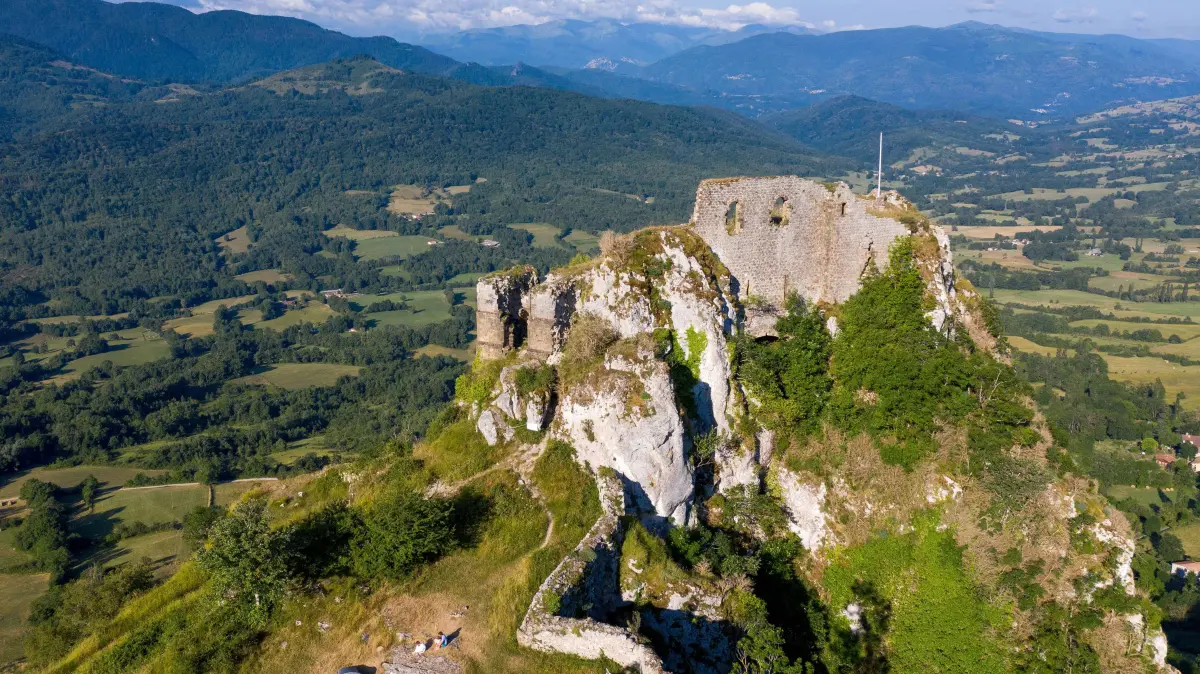 Burg Roquefixade; während des Albigenserkreuzzugs wurde die Burg belagert und zerstört, 1278 wieder aufgebaut.