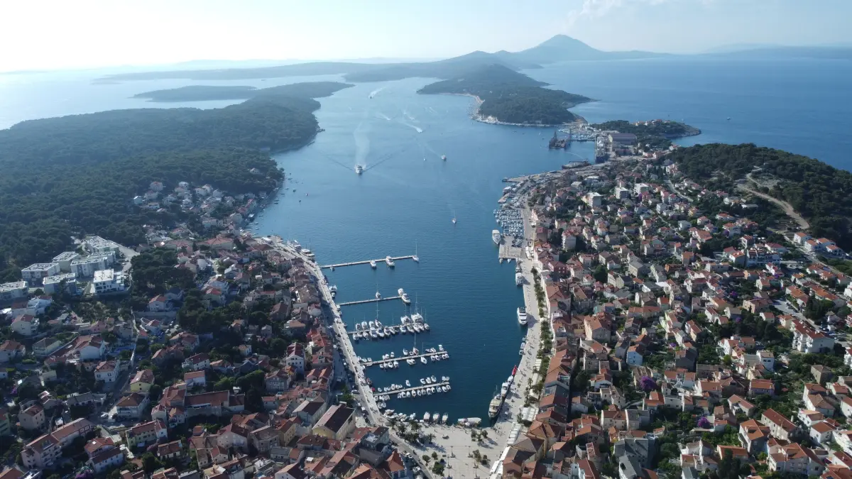Mali Lošinj: Es ist Montag, der 20. Juli. Das Wasser kommt wie aus dem Nichts. In seinen gurgelnden Fluten versinken die Cafés und Restaurants an der Uferpromenade , treiben Stühle und Tische davon. Und niemand ist vorbereitet.