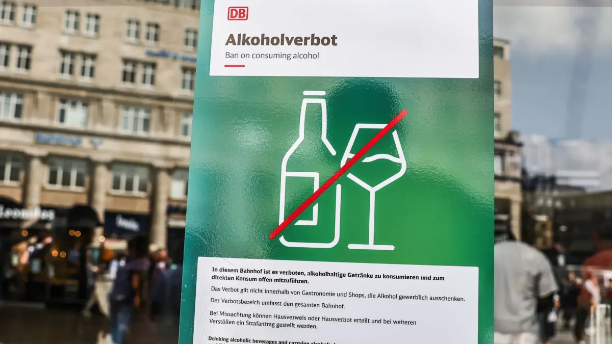 Alkoholverbot an Bahnhöfen - Köln: ILLUSTRATION - 21.07.2026, Nordrhein-Westfalen, Köln: Ein Hinweisschild auf das Alkoholverbot hängt am Eingang zum Hauptbahnhof. Die Deutsche Bahn will Alkohol an allen Bahnhöfen in Deutschland verbieten. Foto: Oliver Berg/dpa +++ dpa-Bildfunk +++