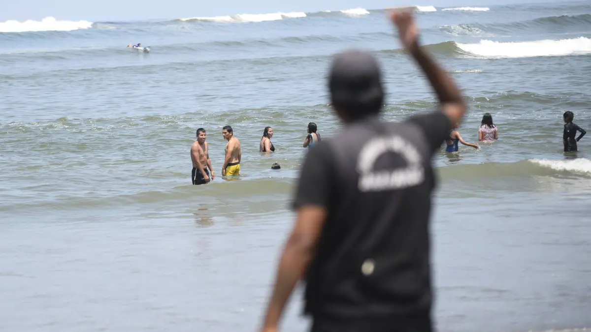 Ein Strandwächter warnt Badegäste an der Costa Verde vor einem Tsunami (Archivfoto).