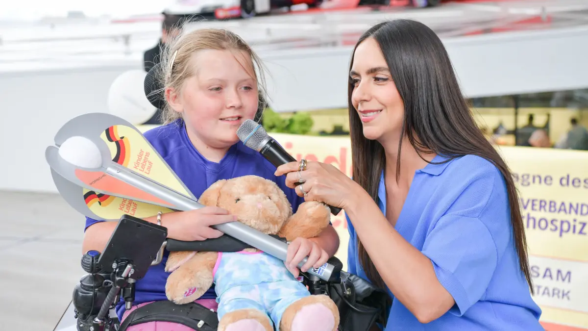 Porsche, Kinder-Lebens-Lauf: Stuttgart, Porscheplatz, Stuttgart-Etappe des Kinder-Lebens-Laufs, einer bundesweiten Initiative des Bundesverbands Kinderhospiz e.V., mit Porsche als Hauptsponsor. Ab 14.30 Uhr am Porsche Museum. 15 Uhr Start des Porsche-Konvois zum Rathaus Stuttgart mit Lebens-Lauf-Fackel