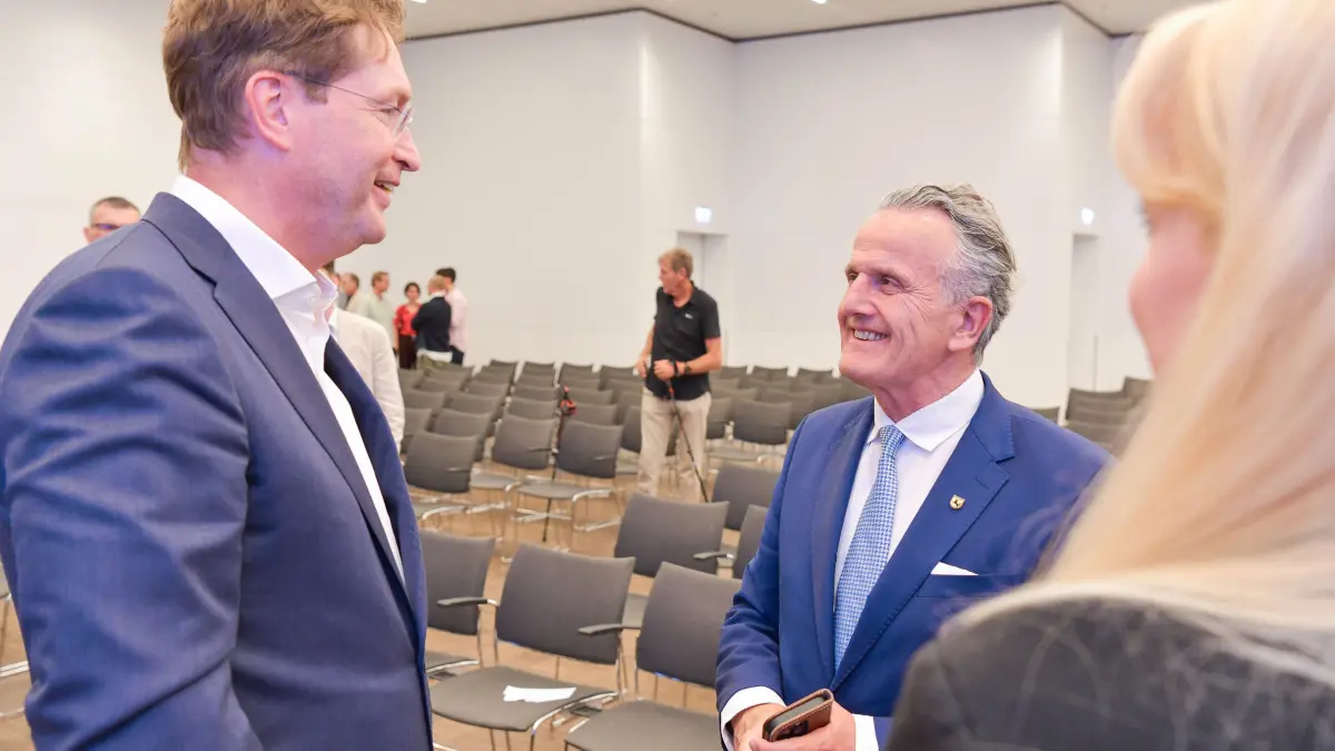 Wohin lenkt Ola Källenius Mercedes?: Stuttgart, Sparkassenakademie Stuttgart
Wege aus der Autokrise – Wohin lenkt Ola Källenius Mercedes?
„Treffpunkt Foyer“ und „StZ im Gespräch“