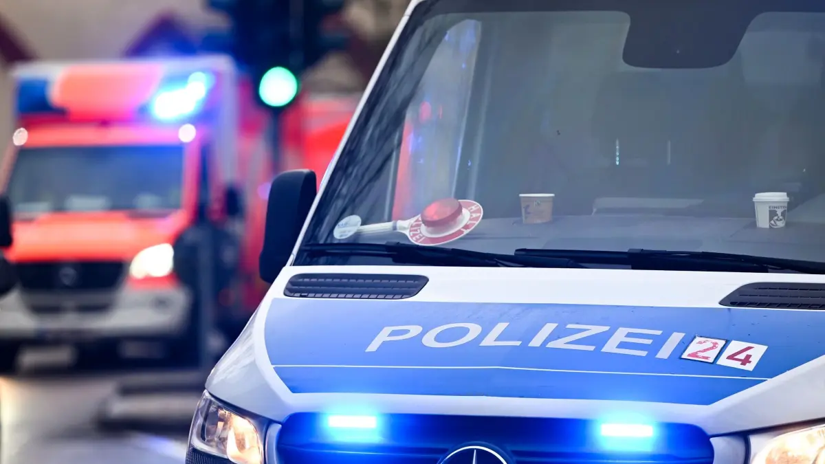 Polizei und Krankenwagen