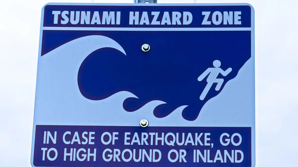 Tsunami-Warnschild.