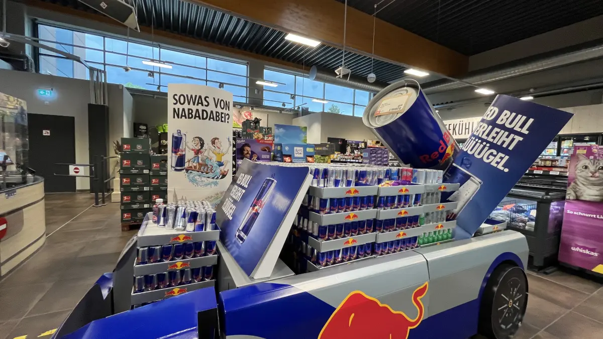 Wie hier bei Rewe in Pfuhl wurde mit großen Aufstellern und einem Nabada-Spruch für den Wasserumzug und die eigenen Produkte geworben.
