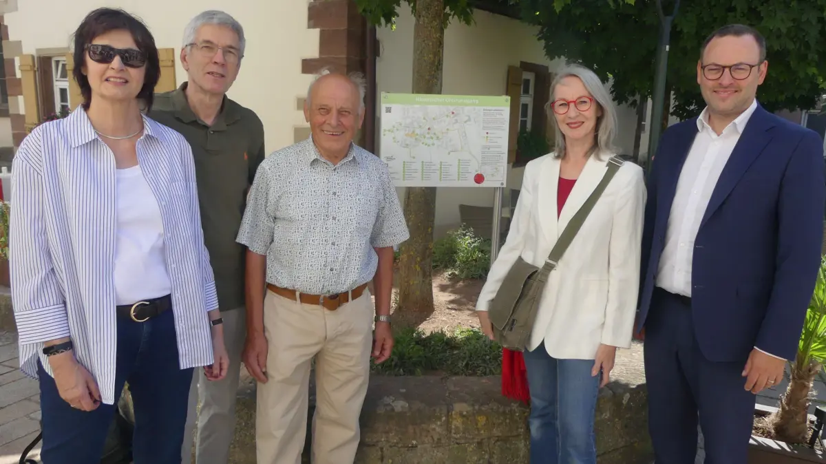 Eva Heinrich, Olaf Hildebrandt, Rudolf Widmann, Hannelore Röhm und Ehningens Bürgermeister Lukas Rosengrün (von links nach rechts) eröffneten gemeinsam den jetzt kompletten historischen Ortsrundgang in Ehningen.
