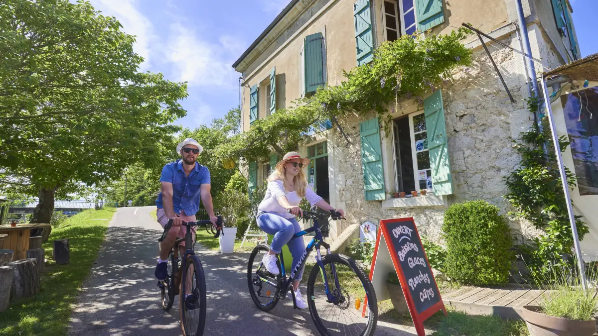 RECORD DATE NOT STATED Couple riding bikes on the banks of the Canal lateral a la Garonne Couple riding bikes on the banks of the Canal du Midi in front of the lock keepers house converted into a restaurant and bed and breakfast called La poule a Velo, in Saint Jean de Thurac south western France. Man and woman with a summer hat to protect herself from the sun riding bikes on the towpath along the Canal lateral a la Garonne Nouvelle-Aquitaine Aquitaine L Europe Western Europe France PUBLICATIONxNOTxINxFRA Copyright: xLachasxD/Alpaca/Andia.frx 401696