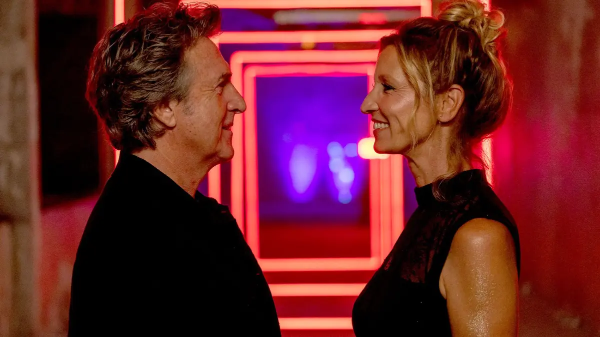 Kinostart - „Cheri, ich komme! - Die Erfindung der Lust“: HANDOUT - 20.08.2025, NA, ---: Francois Cluzet (l) als Tom und Alexandra Lamy als Fanny in einer Szene aus dem Film «Cheri, ich komme! - Die Erfindung der Lust» (undatierte Filmszene). Der Film kommt am 23.07.2026 in die deutschen Kinos. (zu dpa: ««Chéri, ich komme!»: Die Erfindung weiblicher Lust») Foto: -/Neue Visionen Filmverleih/dpa +++ dpa-Bildfunk +++