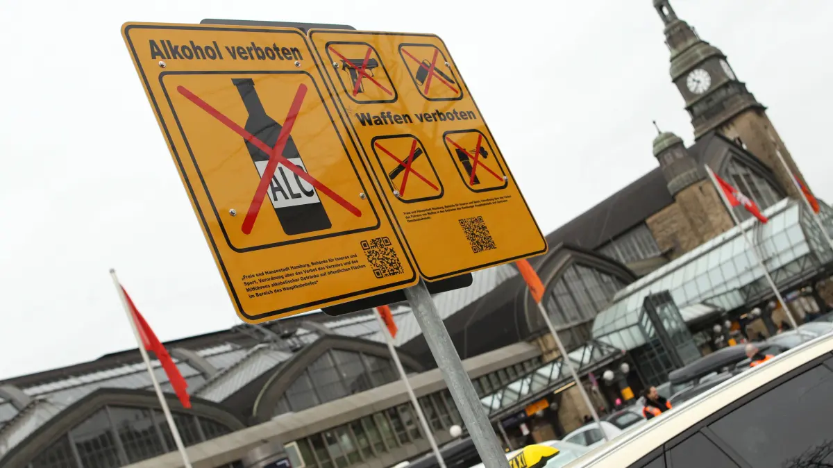 Auf einem Schild vor dem Parkplatz am Hauptbahnhof Hamburg wird auf das Alkohol- und Waffenverbot hingewiesen.