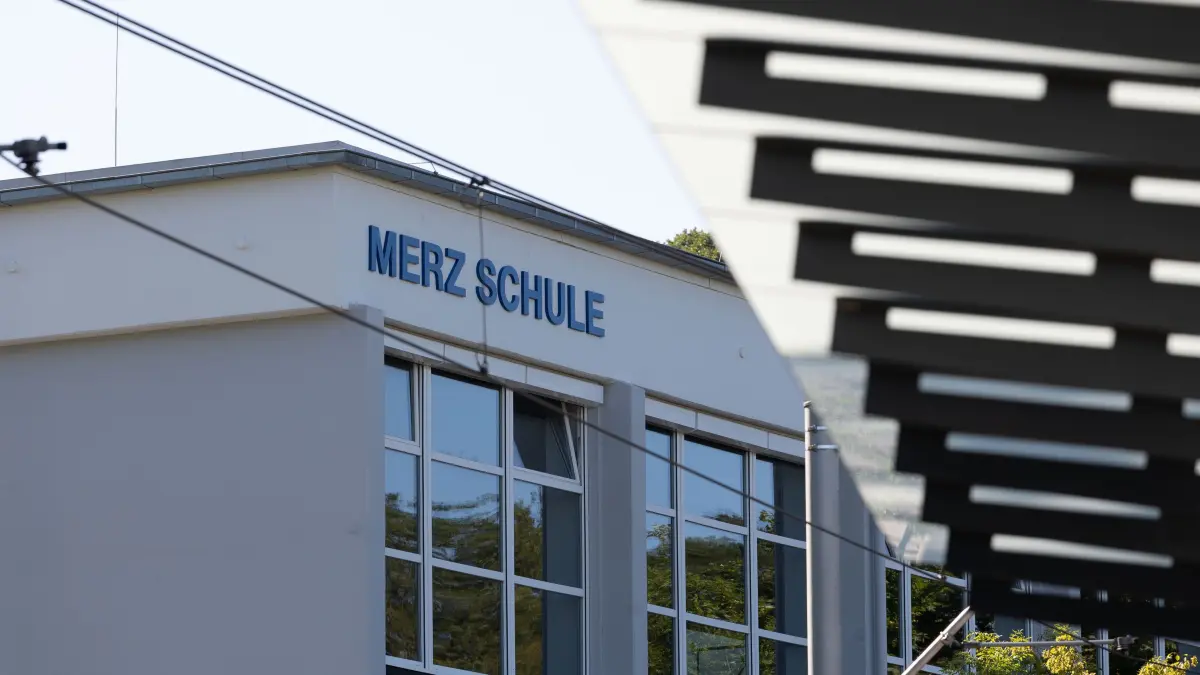 Merz Schule: Diskussion an der Merz Schule, auf dem Sommerfest der Schule wurde das Lied l´ amour toujour gespielt. Es wurden ausländerfeindliche Parolen gesungen.