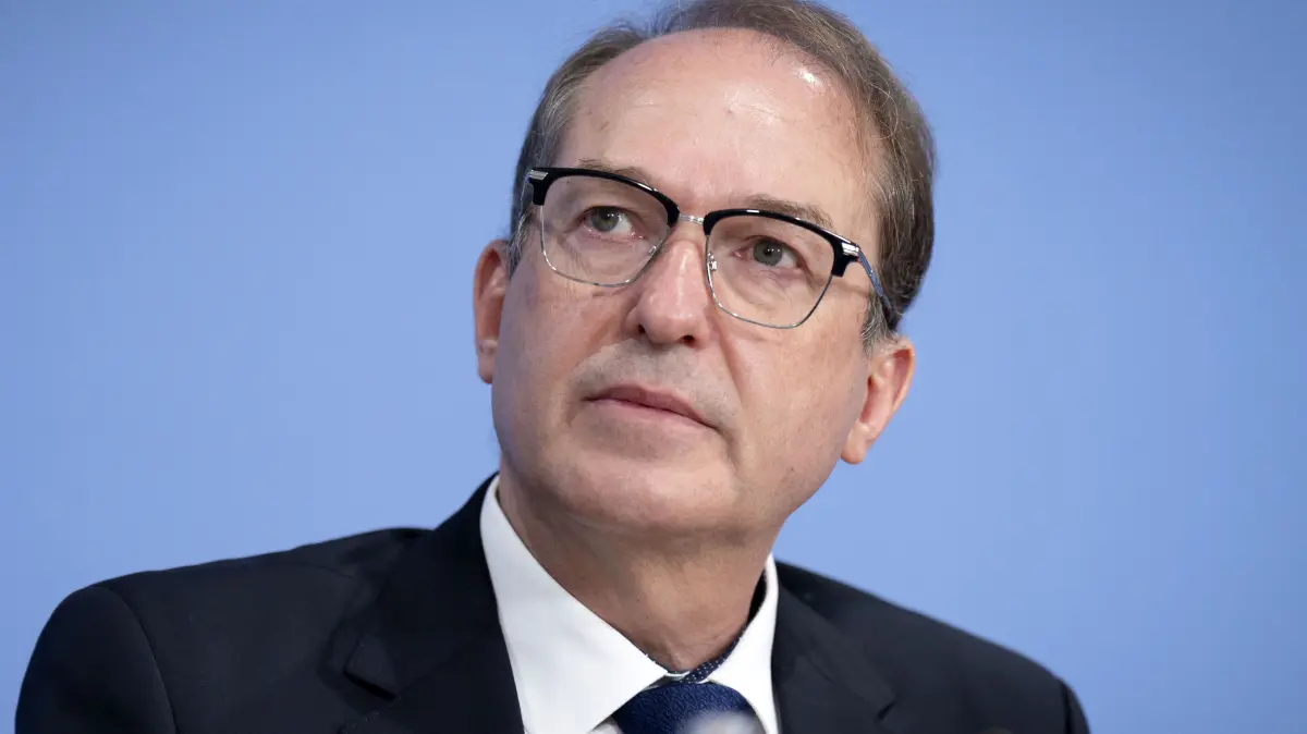 Bundespressekonferenz 'Bundeslagebild Sexualdelikte zum Nachteil von Kindern und Jugendlichen 2025' in Berlin: Alexander Dobrindt bei der Bundespressekonferenz 'Bundeslagebild Sexualdelikte zum Nachteil von Kindern und Jugendlichen 2025' im Tagungszentrum des Pressehauses, Berlin, 21.07.2026