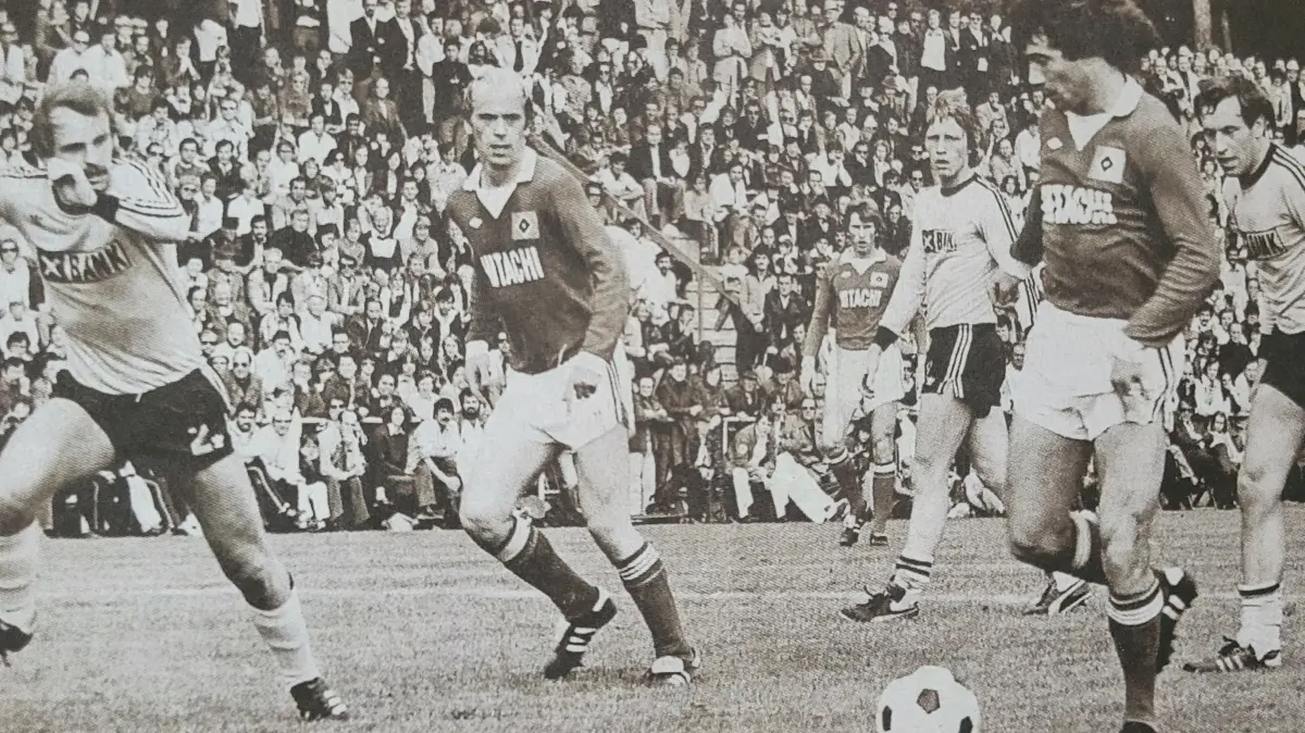 Kevin Keegan (am Ball) 1978 bei einem Festspiel in Aidlingen