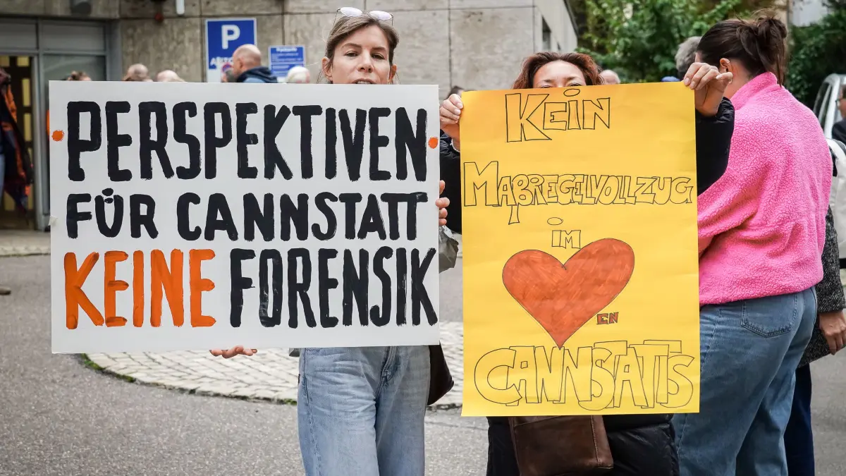 Forensik-Gegner in Bad Cannstatt. Seit Oktober 2024 gibt es Proteste gegen den Standort des Maßregelvollzugs für psychisch kranke Straftäter im ehemaligen Rotkreuzkrankenhaus.