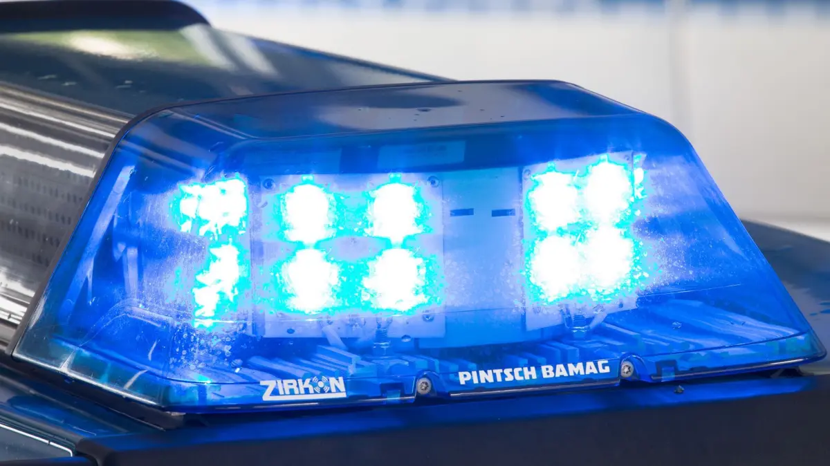 Polizei - Symbolbild: ARCHIV - 26.07.2015, Niedersachsen, Osnabrück: Ein Blaulicht leuchtet auf dem Dach eines Polizeiwagens. (zu dpa: «Nach Geisterfahrt auf A45 - Kind gestorben») Foto: Friso Gentsch/dpa +++ dpa-Bildfunk +++