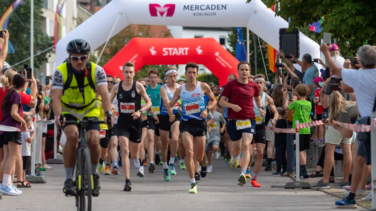 Tim Hofmann (li.) beim Böblinger Stadtlauf 2024