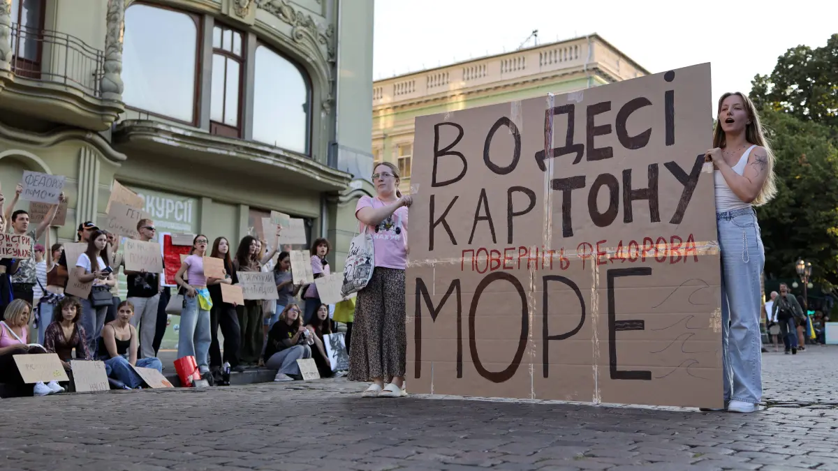 Rally in support of Mykhailo Fedorov in Odessa, Ukraine - 21 Jul 2026: Rally in support of Mykhailo Fedorov in Odessa, Ukraine - 21 Jul 2026 Protesters hold a placard reading Odesa is full of cardboard, Bring back Fedorov during a demonstration on Deribasovskaya Street. Mass rally in support of former Ukrainian Defense Minister Mykhailo Fedorov, who was dismissed in mid-July, continue for the sixth day in major Ukrainian cities. Activists are demanding that the president reinstate Fedorov and dismiss Oleksandr Syrskyi, Commander-in-Chief of the Ground Forces of the Armed Forces of Ukraine. Odessa Ukraine Copyright: xViacheslavxOnyshchenkox/xSOPAxImagesx Vonyshchenko6