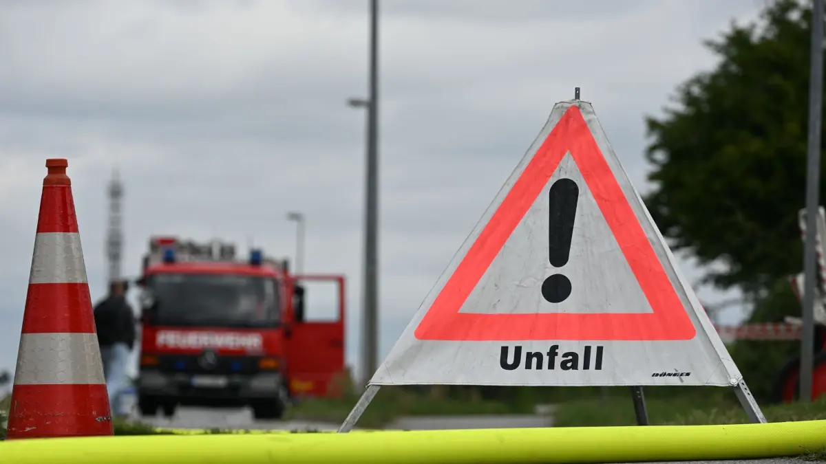 Batteriespeicherbrand in Bautzen: 22.07.2026, Sachsen, Bautzen: Ein Schild mit der Aufschrift «Unfall» steht an einem Batteriespeicherbrand in Bautzen vor Einsatzfahrzeugen. Der Stromcontainer am Schliebenparkplatz, in dem sich Batterien befinden, war am späten Dienstagnachmittag aus noch ungeklärten Gründen in Flammen aufgegangen. Foto: Katharina Kausche/dpa +++ dpa-Bildfunk +++