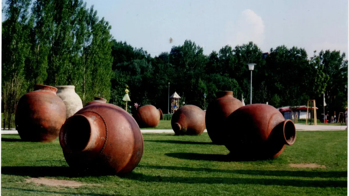 „Liegende Kunstwerke“ im Baumoval: Die antiken Vasen von Franz Stähler (1956 – 2018) gehörten zum Kunstkonzept der LGS 1996. Die Skulpturen wurden später abgebaut.