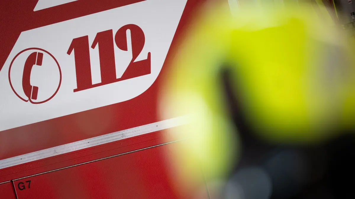 Feuerwehreinsatz: ARCHIV - 30.01.2024, Brandenburg, Potsdam: «112» steht auf einem Einsatzwagen der Feuerwehr. (zu dpa: «150.000 Euro Schaden nach Hausbrand in Schöneiche bei Berlin») Foto: Sebastian Gollnow/dpa +++ dpa-Bildfunk +++