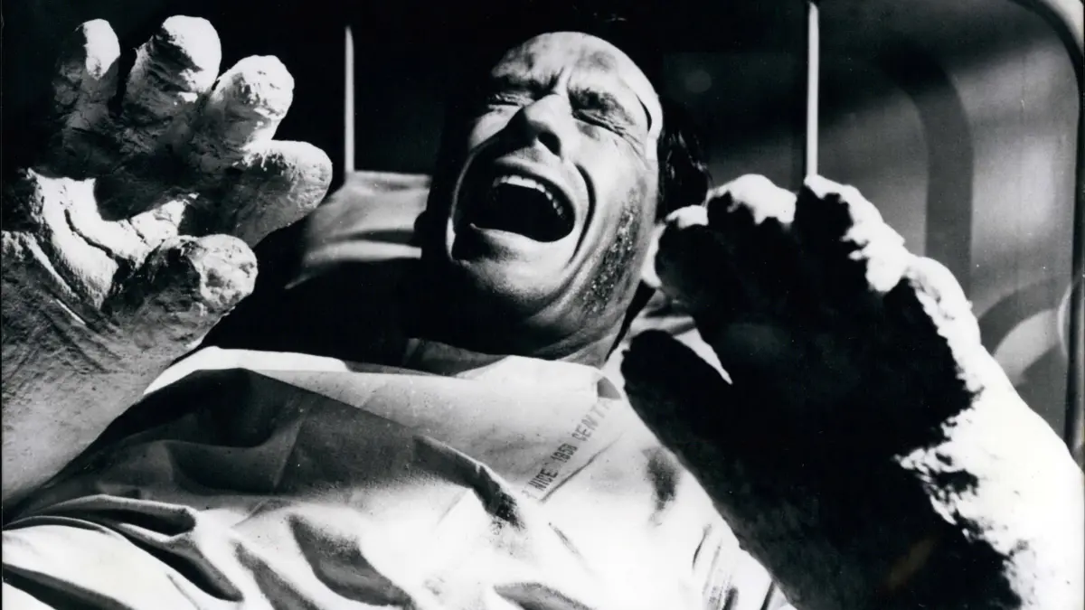 Albträume können dann auch tagsüber zu chronischer Müdigkeit, Konzentrationsschwierigkeiten und einem dauerhaft hohen Stressniveau führen (Szene aus dem Horrorfilm "Die seltsamen Hände des Doktor Orlac" (1960).