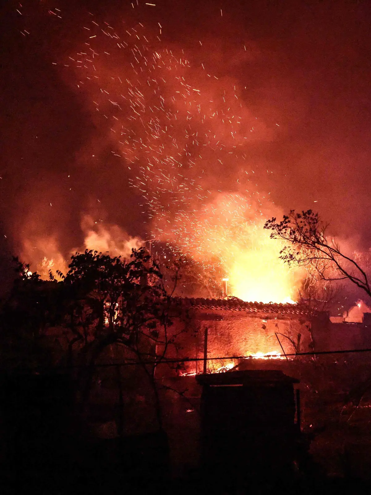 Im Südosten Frankreichs bei Cotignac wird ein Haus von einem Feuer zerstört. Ein Waldbrand breitet sich mit überraschender Geschwindigkeit in Südfrankreich aus.