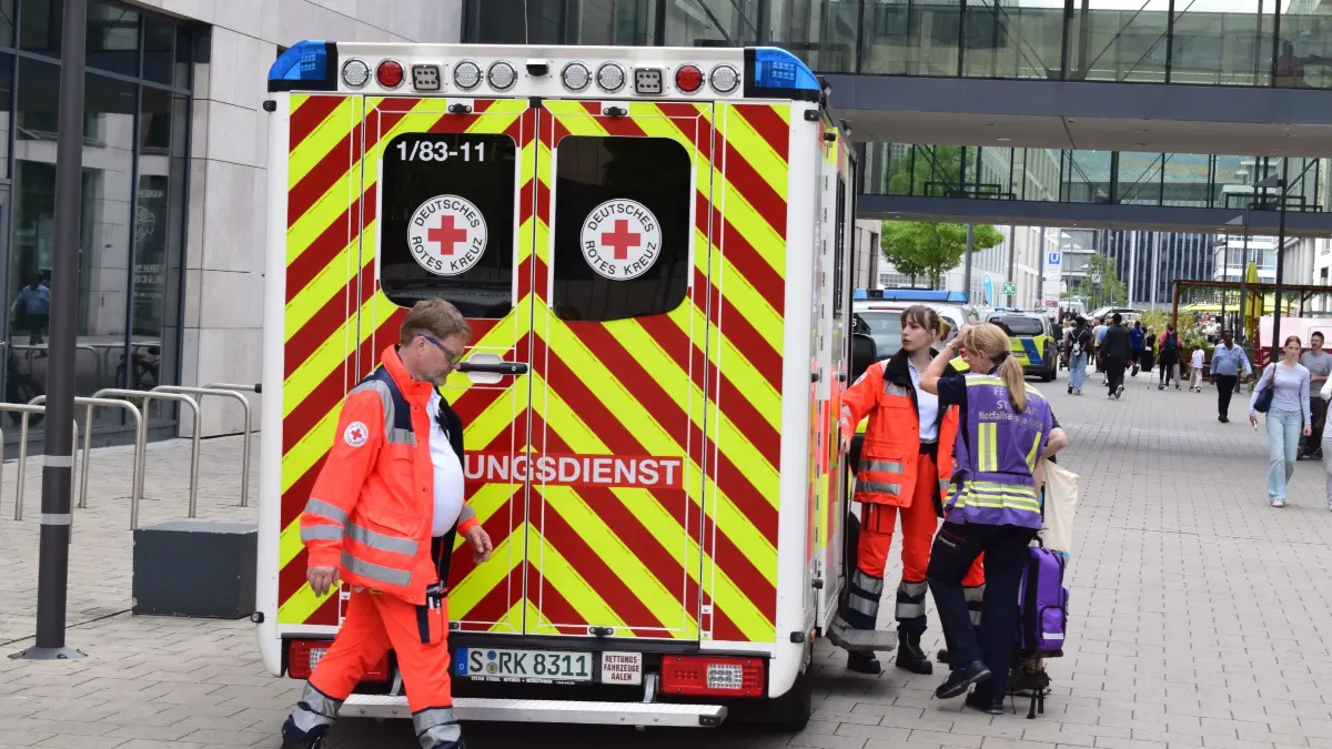 Stuttgart: Verletzte Frau im Milaneo aufgefunden Taeter fluechtig: Grosser Polizeieinsatz: Verletzte Person in Milaneo Stuttgart aufgefunden, mutmasslicher Taeter fluechtig