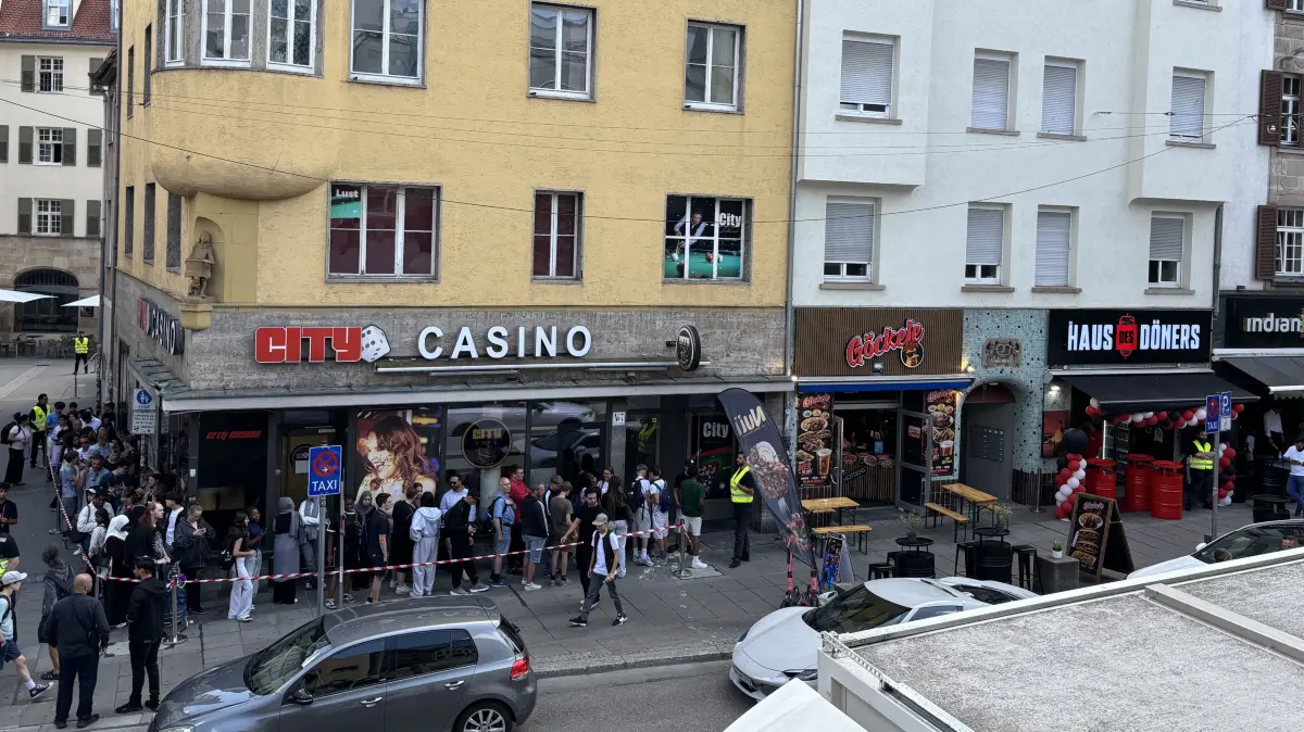 Am Donnerstag standen Döner-Fans Schlange für den Kebap für nur einen Cent.