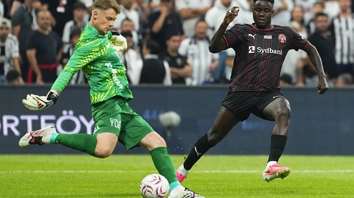 Besiktas v Midtjylland - UEFA Europa League second qualifying round ISTANBUL, TURKIYE - JULY 23: Goalkeeper Alexander Nubel L of Besiktas competes against Pedro Bravo R of Midtjylland during the UEFA Europa League second qualifying round first leg match between Besiktas and Midtjylland at Tupras Stadium in Istanbul, Turkiye on July 23, 2026. Esra Bilgin / Anadolu Istanbul Turkey. Editorial use only. Please get in touch for any other usage. PUBLICATIONxNOTxINxTURxUSAxCANxUKxJPNxITAxFRAxAUSxESPxBELxKORxRSAxHKGxNZL Copyright: x2026xAnadoluxEsraxBilginx