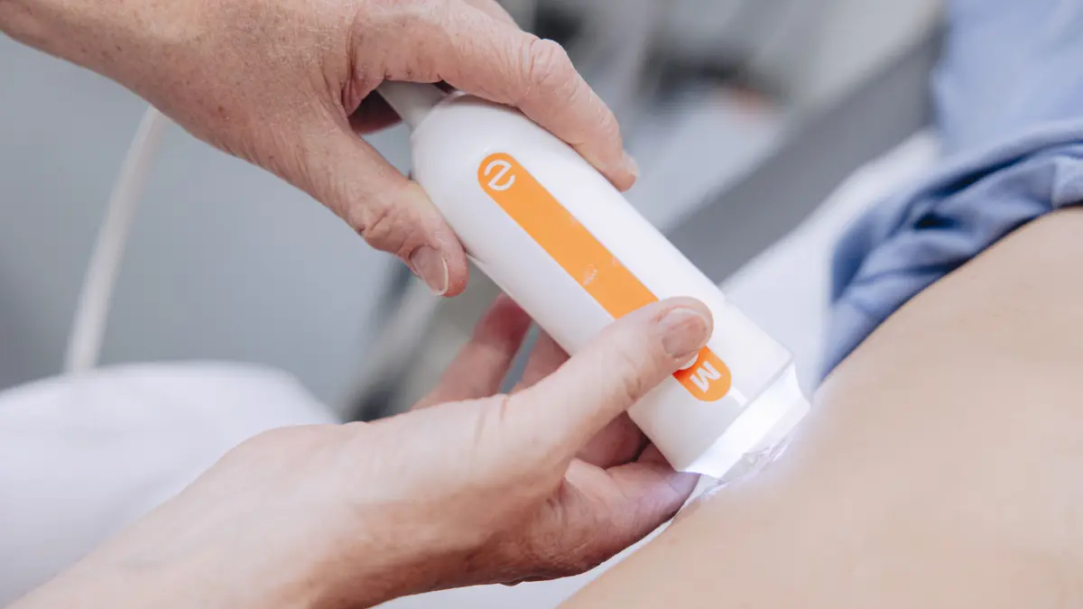 Bei der Untersuchung spürt der Patient nur eine leichte Vibration auf der Haut.