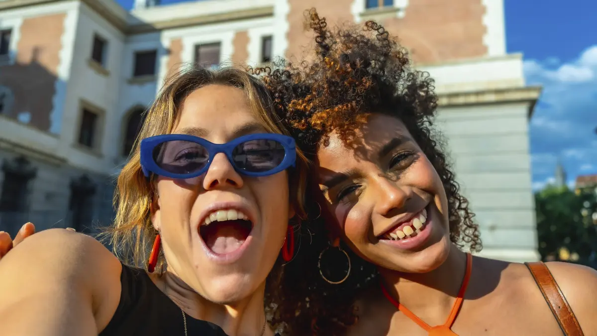 Viele Frauen in der Gen Z priorisieren die platonische Liebe.