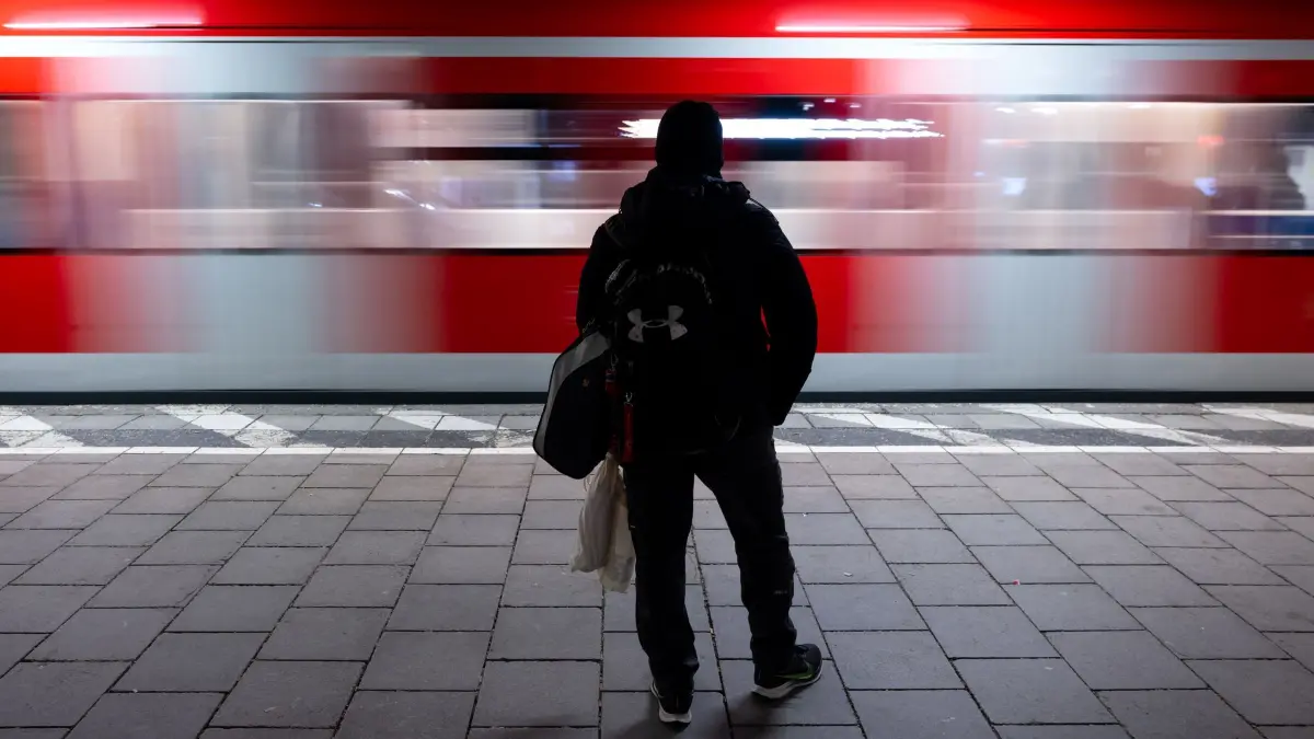 Bahnverkehr: ARCHIV - 27.12.2022, Bayern, München: Ein Mann wartet an der Haltestelle Hackerbrücke auf eine S-Bahn. (zu dpa: «Bahn baut in Pasing - Was S-Bahn-Fahrgäste wissen müssen») Foto: Sven Hoppe/dpa +++ dpa-Bildfunk +++
