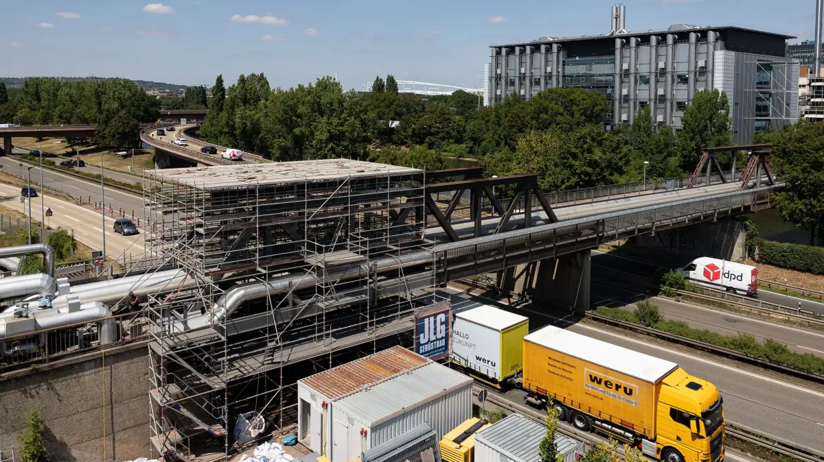 Fussgänger Brücke über den Neckar: Die Fussgängerbrücke vom Daimler Parkhaus über den Neckar und die B10 soll saniert werden und ist gesperrt.