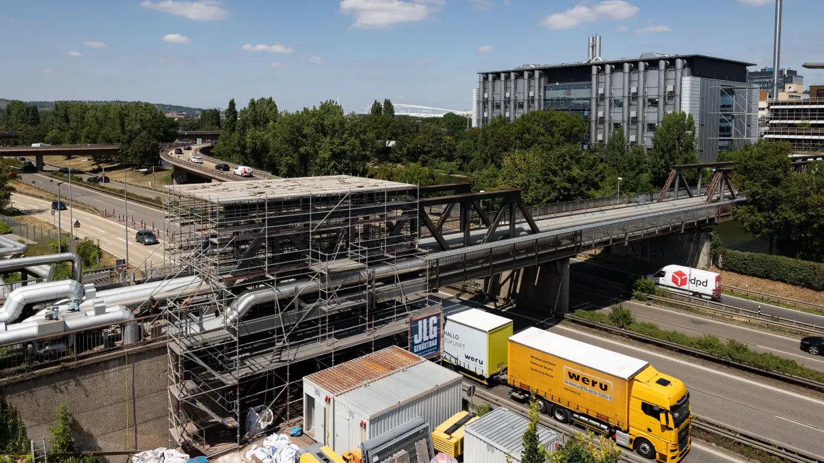 Fussgänger Brücke über den Neckar: Die Fussgängerbrücke vom Daimler Parkhaus über den Neckar und die B10 soll saniert werden und ist gesperrt.