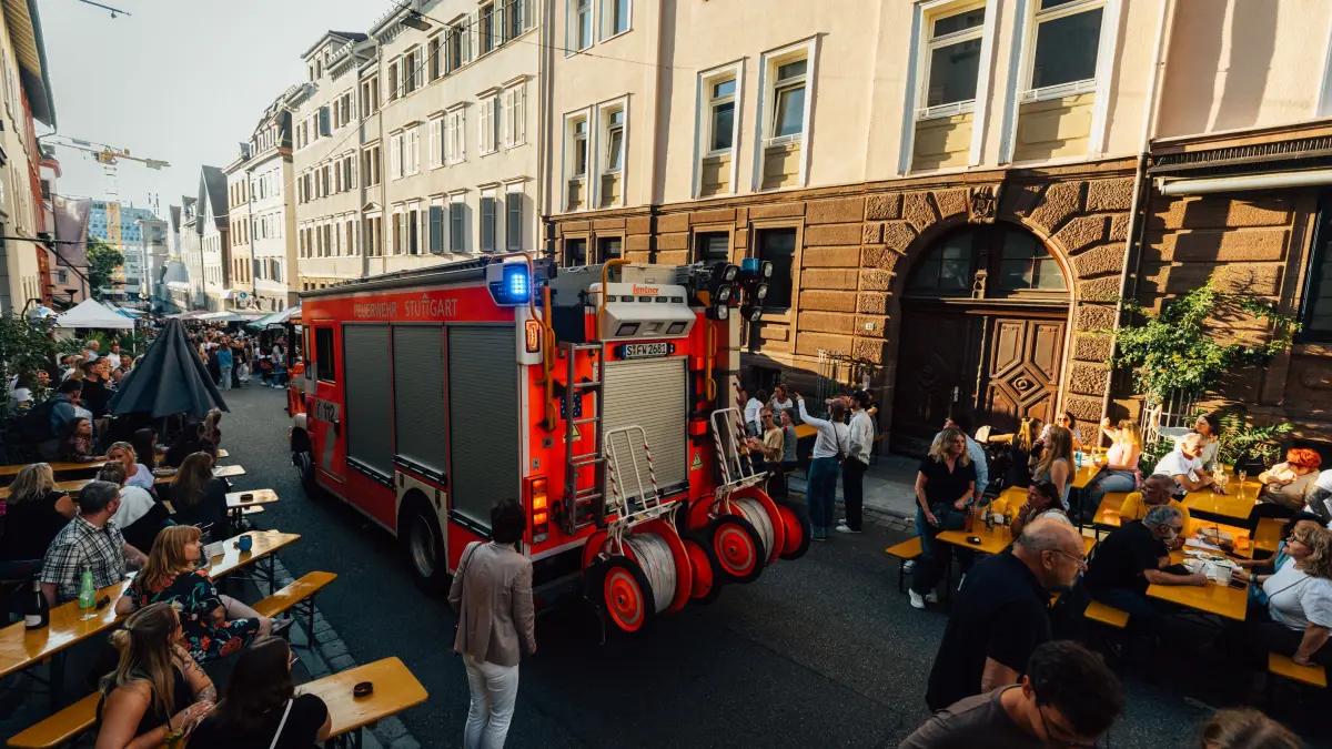 Bohnenviertelfest 2026: 23.07.2026, Stuttgart: Einsatzkräfte der Feuerwehr erreichen das Bohnenviertelfest. Auf dem Gelände des Festes kam es in einem Wohnhaus zu einem Brand. Foto: Lichtgut/Christoph Schmidt