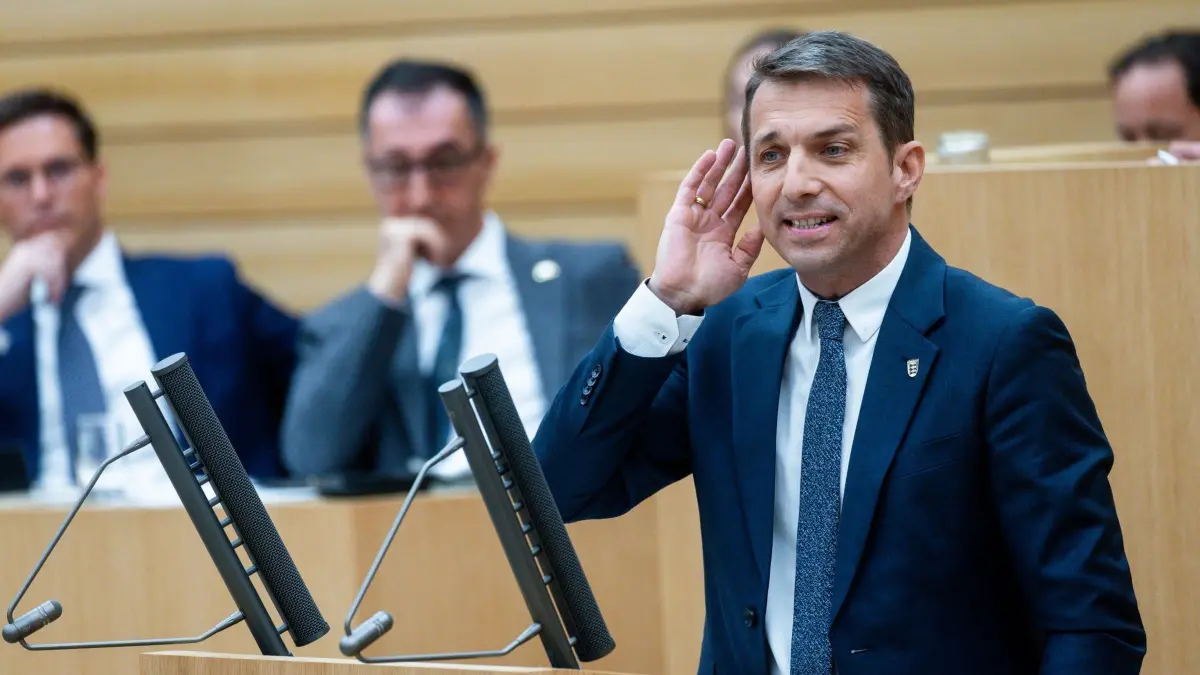 Landtag von Baden-Württemberg: 23.07.2025, Baden-Württemberg, Stuttgart: Martin Rothweiler (r, AfD), Fraktionsvorsitzender der AfD im Landtag von Baden-Württemberg, spricht während einer Landtagssitzung im Landtag von Baden-Württemberg am Rednerpult. Foto: Christoph Schmidt/dpa +++ dpa-Bildfunk +++