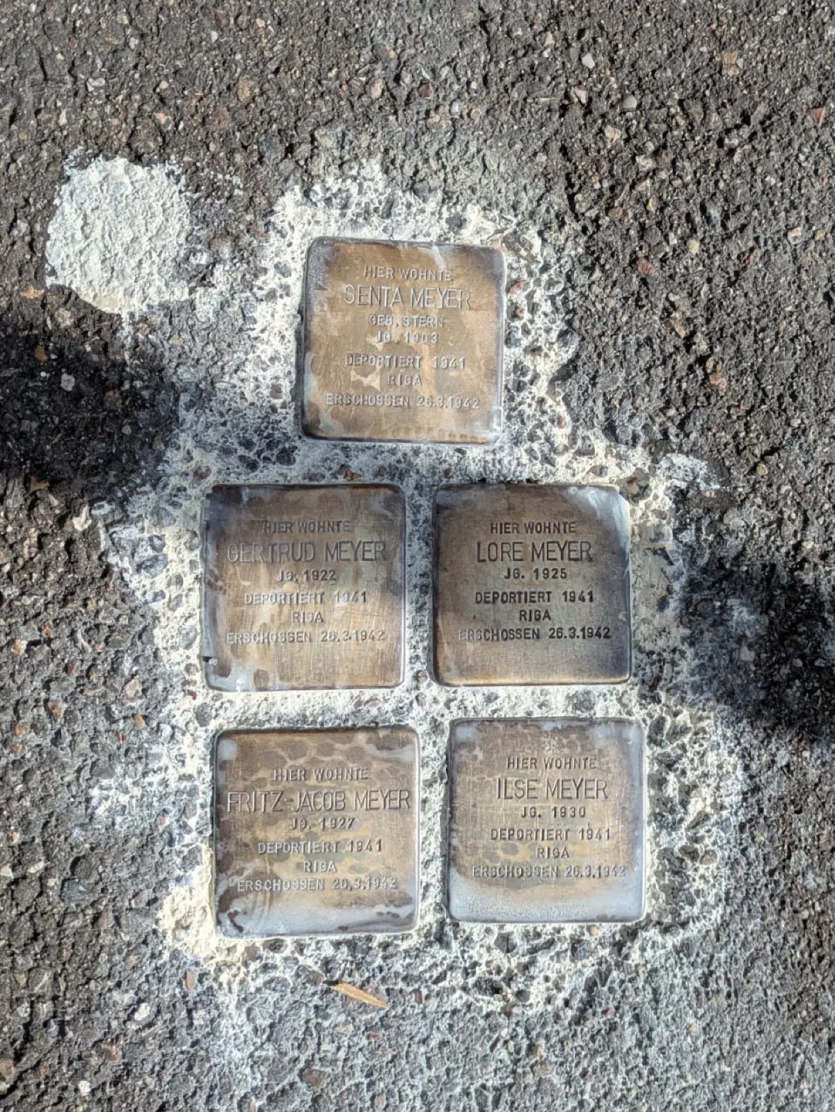 Ebenfalls beschmiert: Stolpersteine für Senta Meyer und ihre vier Kinder in der Arminstraße 11