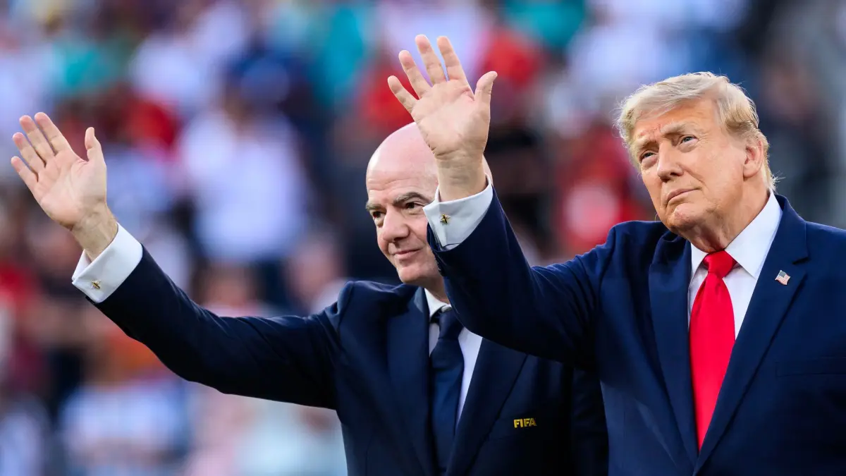 Gianni Infantino (l) und Donald Trump: 19.07.2026, USA, East Rutherford: Fußball, Männer: WM, Spanien - Argentinien, Finalrunde, Finale, New-York-New-Jersey-Stadion, US-Präsident Donald Trump (r) und FIFA-Präsident Gianni Infantino winken vor der Siegerehrung. ACHTUNG: Gemäß den Auflagen der FIFA dürfen die Bilder ausschließlich zur redaktionellen Verwendung genutzt werden. Eine kommerzielle Nutzung ist ausgeschlossen. Zudem dürfen keine videoähnlichen Sequenzen erstellt werden, und es dürfen keine Veränderungen weder im Vordergrund noch im Hintergrund am Bild vorgenommen werden. (zu dpa: «Norwegens Verband will Beschwerde im Balogun-Fall einreichen») Foto: Tom Weller/dpa +++ dpa-Bildfunk +++