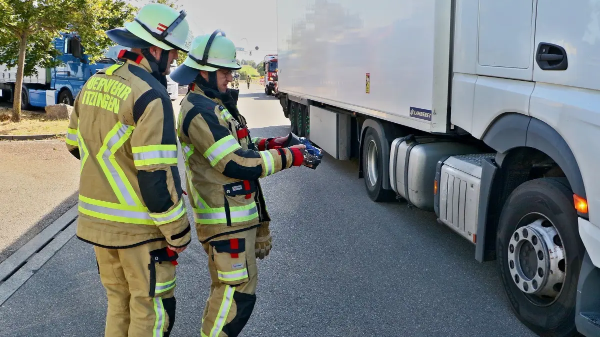 22.07.2026: Am gestrigen Dienstag rückte die Freiwillige Feuerwehr Ditzingen gegen 9 Uhr zu ihrem "Lieblingseinsatzort" aus, zur Thermoscan-Anlage auf dem Parkplatz "Gerlinger Höhe". Im Juni 2024, also vor rund zwei Jahren, wurde die Anlage von der Leonberger Seite auf die Gerlinger Seite verlegt. Seither sind die, rein ehrenamtlichem Einsatzkräfte der Ditzinger Feuerwehr FÜNFUNDFÜNFZIG Mal zun dieser Anlage auf die Autobahn ausgerückt. Ein Eingreifen der Feuerwehr war in nahezu keinem Fall notwendig. Wie der Pressesprecher der Ditzinger Feuerwehr, Dr. Andreas Häcker, mitteilte, lief die Anlage alleine in den letzten fünf Wochen FÜNFZEHNMAL auf, bei KEINEM dieser fünfzehn Alarme lag die gemessene Temperatur über 150-200 Grad Celsisus. Für die, wie erwähnt, rein ehrenamtlich organisierte Feuerwehr Ditzingen stellt dies eine enorme Mehrbelastung dar. Nach Alarm- und Ausrückeordnung wird die BMA Thermoscan mit dem Kommandowagen und zwei Hilfeleistungslöschfahrzeugen beschickt, besetzt mit 20 Feuerwehrleuten. Zusätzlich zur Belastung der Einsatzkräfte, die tagsüber ihren Arbeitsplatz verlassen müssen, wird damit natürlich auch der Grundschutz der Ditzinger Innenstadt geschwächt. Solange die Fahrzeuge und die Mannschaft auf dem Parkplatz sind, befinden sich nur noch die Drehleiter und das relativ kleine Mittlere Löschfahrzeug (MLF) im Feuerwehrhaus an der Münchinger Straße.
Für weitere Auskünfte und bei Rückfragen steht der Pressesprecher der Feuerwehr Ditzingen, Dr. Andreas Häcker, gerne zur Verfügung.
Foto: KS-Images.de/Andreas Rometsch