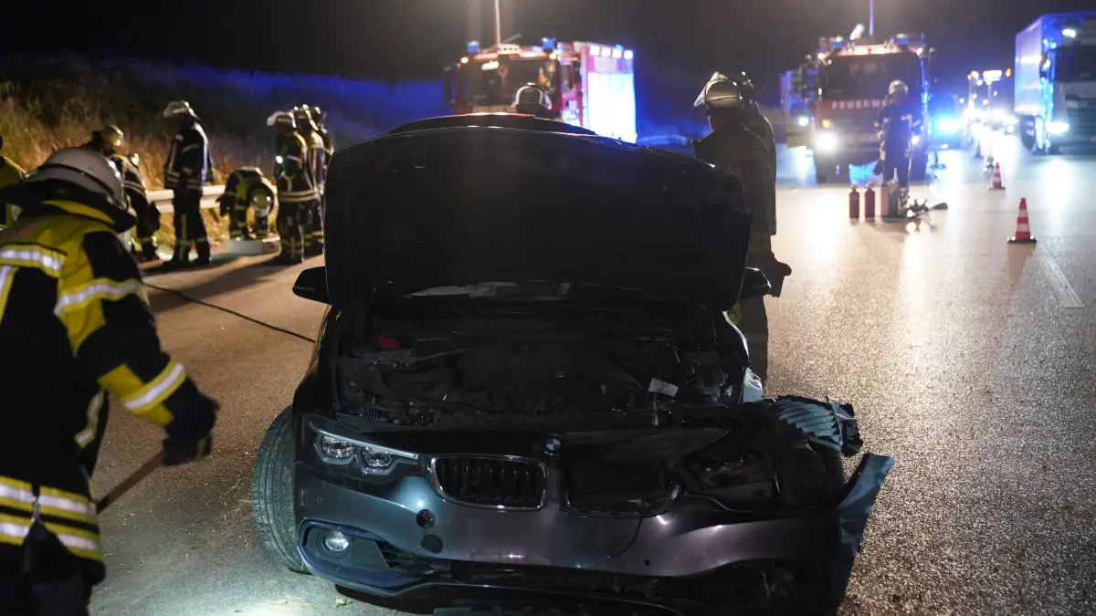 Auf der A8 zwischen Aichelberg und Kirchheim unter Teck ist ein BMW verunglueckt.