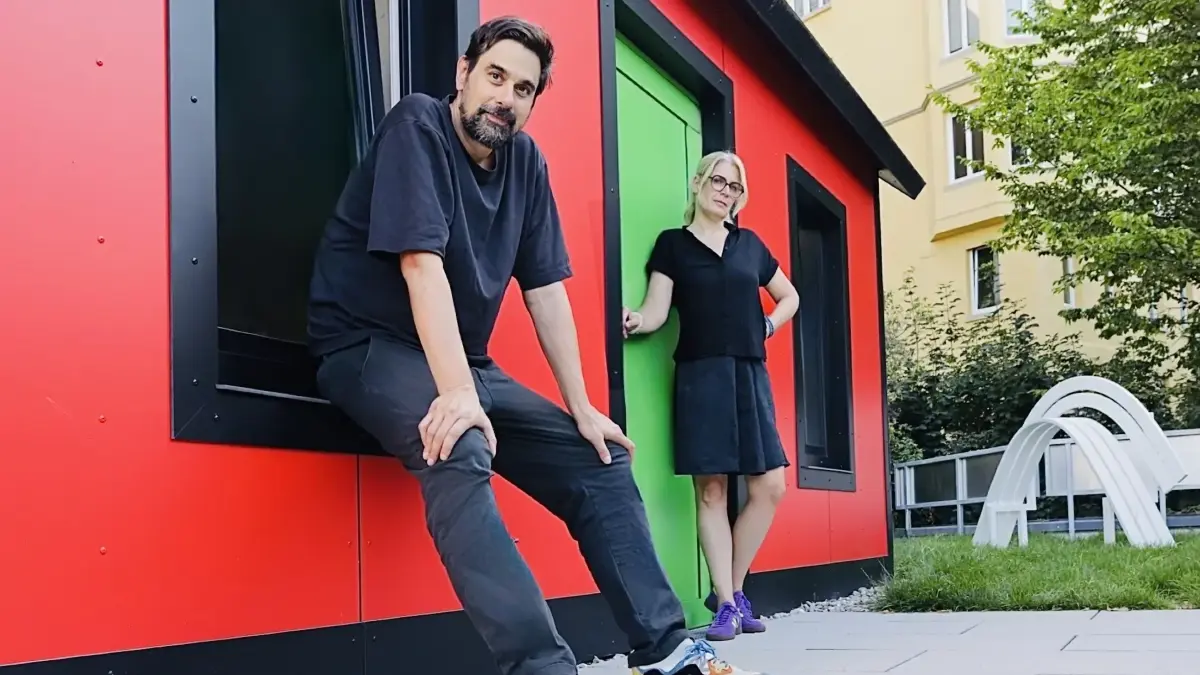 Nina and Michael Preuss in front of the “Tiny Arthouse” by Richard Woods - Galerie Beter Go South in Stuttgart / Eröffnung "House of Colours", 24. Juli 2026
