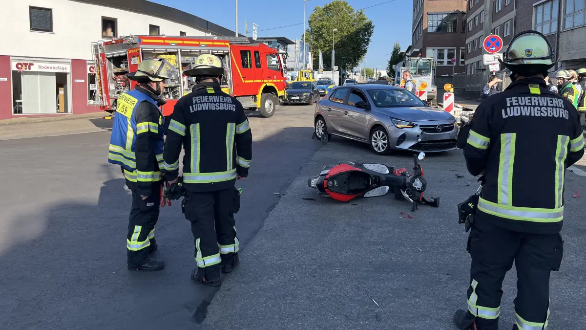 Unfall an der Kreuzung Hermann-Hagenmeyer-Straße und Saarstraße in Ludwigsburg mit Opel und Roller