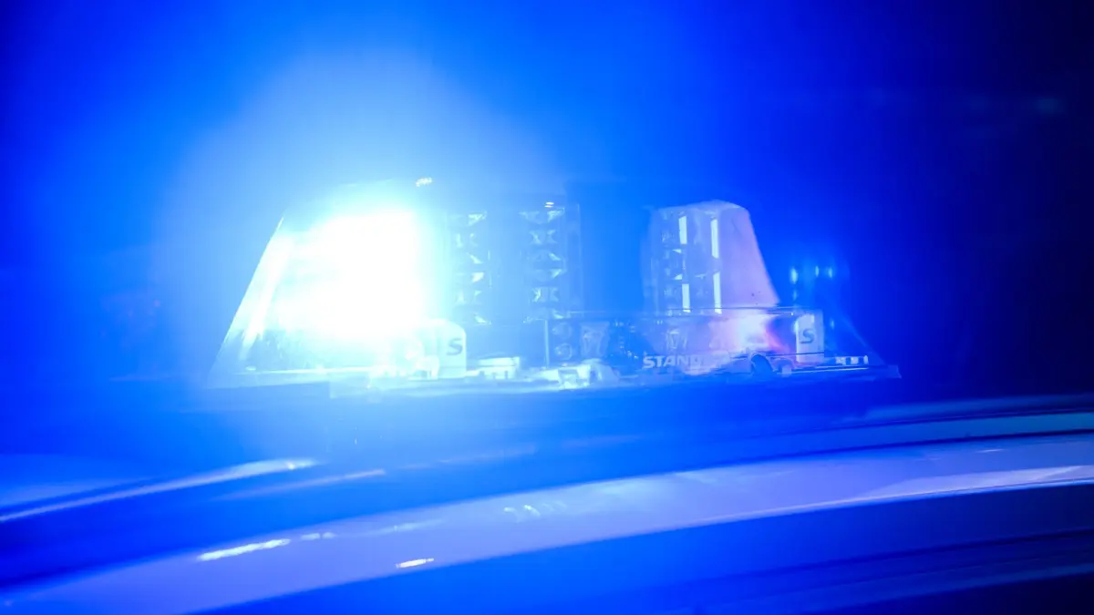 Polizei: ARCHIV - 06.12.2024, Niedersachsen, Hannover: Ein Blaulicht leuchtet auf einem Einsatzfahrzeuge der Polizei. (zu dpa: «Brennender Lastwagen – Autobahn-Spur bis Samstag gesperrt») Foto: Julian Stratenschulte/dpa +++ dpa-Bildfunk +++