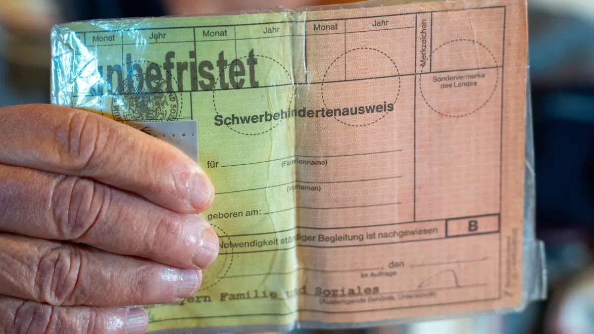 Der Ausweis, beziehungsweise der dazugehörige Bescheid, ermöglicht seinem Inhaber oder seiner Inhaberin, bestimmte Nachteilsausgleiche in Anspruch zu nehmen. Sie sollen dabei helfen, den Alltag leichter zu bewältigen und besser am gesellschaftlichen Leben teilzuhaben.