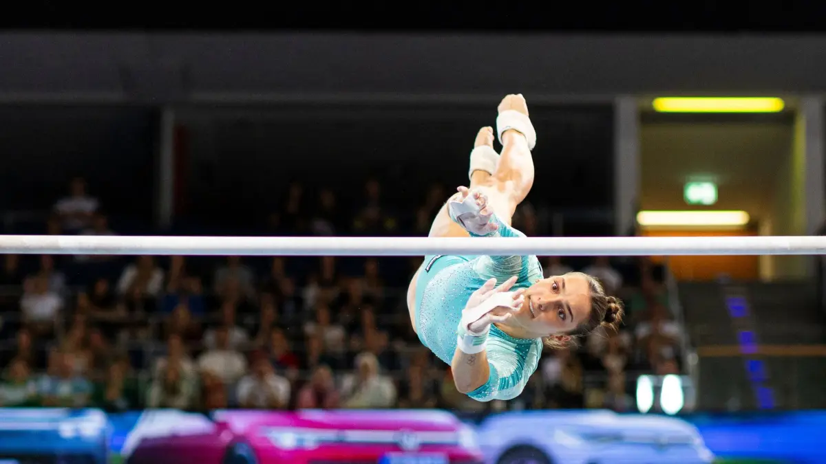 Die Finals in Hannover: 24.07.2026, Niedersachsen, Hannover: Helen Kevric turnt am Stufenbarren im Mehrkampf Geräteturnen der Frauen in der ZAG-Arena. In diesem Jahr tragen 24 Sportarten ihre Deutschen Meisterschaften in Hannover aus. Foto: Michael Matthey/dpa +++ dpa-Bildfunk +++