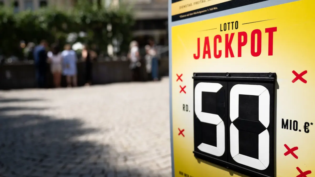 50 Millionen im Lotto-Jackpot: 24.07.2026, Hessen, Frankfurt am Main: Ein Plakat vor einem Kiosk weist auf den Lotto-Jackpot von 50 Millionen Euro hin. Bei der Lotto-Ziehung am Samstag geht es erneut um 50 Millionen Euro im Jackpot. Sollte der Jackpot geknackt werden, stehen bei der darauffolgenden Ziehung dank des Überlaufs erneut 50 Millionen Euro zur Verfügung. Foto: Florian Wiegand/dpa +++ dpa-Bildfunk +++