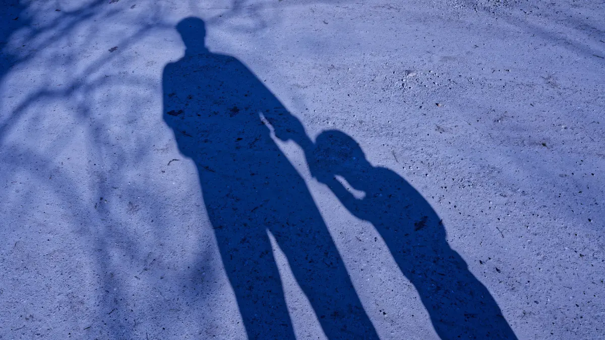 Achtung. Vorsicht vor Kindesmissbrauch , Schatten von Mann und Kind in der Dämmerung. Symbolfoto. Seebruck Bayern Deutschland *** Beware of child abuse, shadow of man and child at dusk Symbol photo Seebruck Bavaria Germany Copyright: xPOSSxROLFx