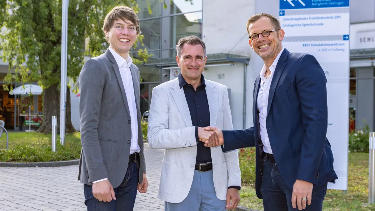 Foto: RKH Gesundheit - Fotograf: Benjamin StollenbergBildunterschrift: v.l.n.r. Anselm Laube (Betriebsleitung Stadtwerke Vaihingen a.d.E.), Axel Hechenberger (Geschäftsführer RKH Regionale Kliniken Holding und Services GmbH), Uwe Skrzypek-Muth (Oberbürgermeister Vaihinger e.d.E.)