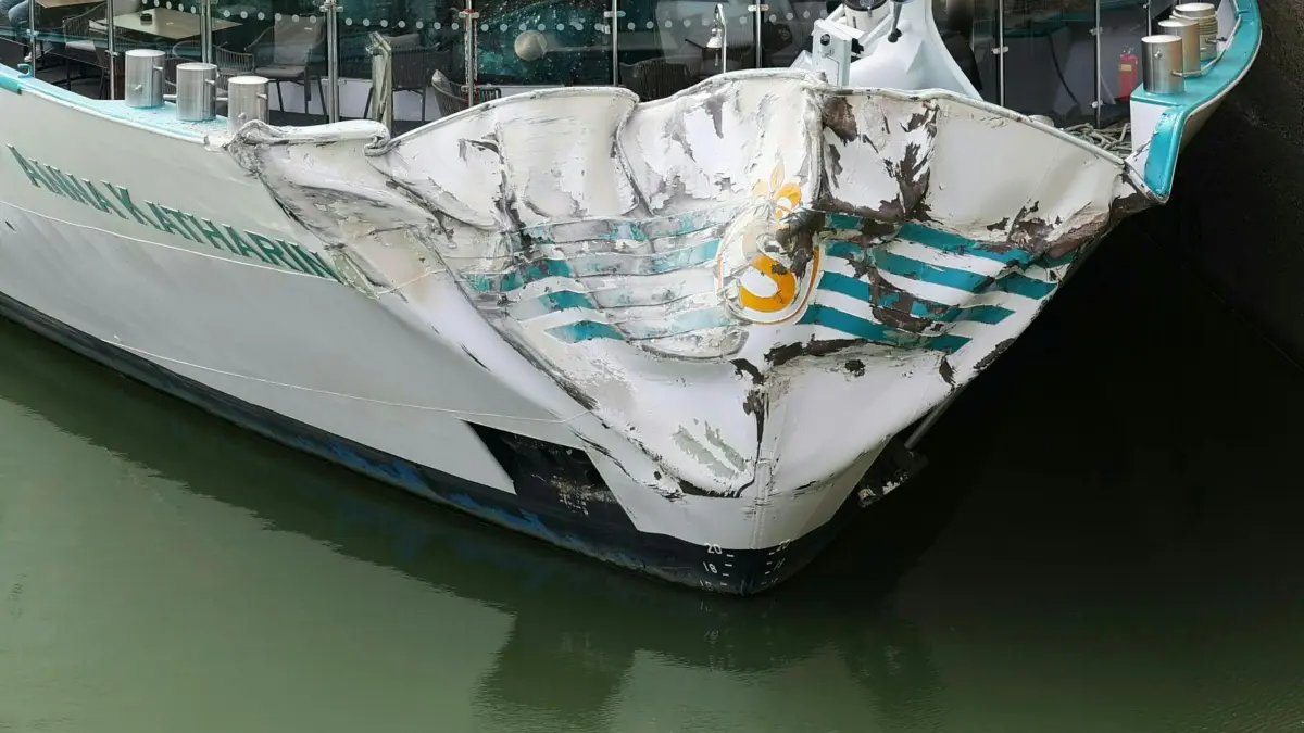 Ein Flusskreuzfahrtschiff, die „MS Anna Katharina“, mit etwa 200 Personen an Bord ist bei der Schleuse Freudenau in Wien gegen die Kaimauer sowie ein Schleusentor geprallt. Dabei wurden 14 Personen leicht verletzt. (zu dpa: «Kreuzfahrtschiff rammt bei Wien eine Kaimauer - Verletzte»)