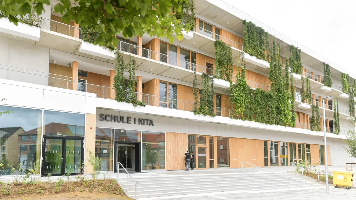 Stuttgart.
#architektur Rundgang mit dem Architekturbüro Glück+Partner durch ihr architektonisch wundervolles BINE-Bildungsgebäude im nachhaltigen Neckarpark